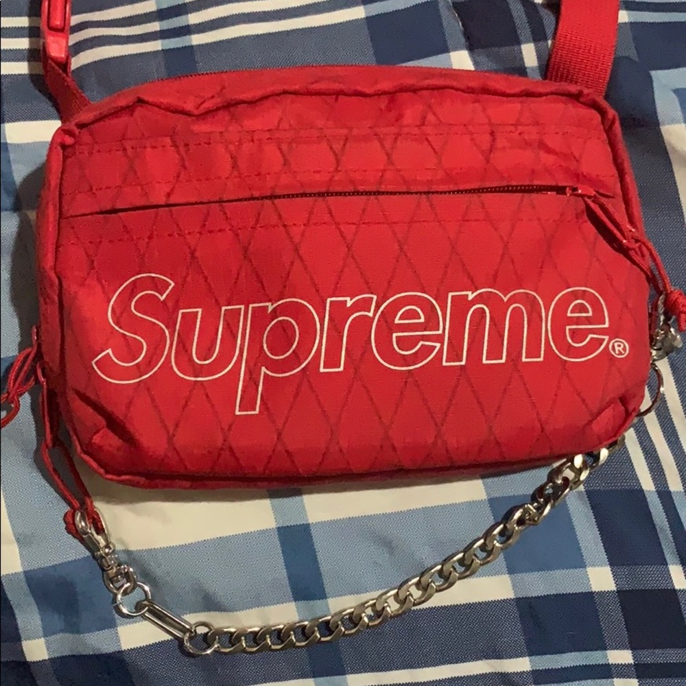 Red supreme bag wit silver Cuban link chain